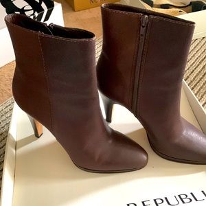 Banana Republic Leather heel Bootie